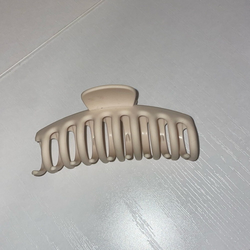 Beige colored Claw Clip not used